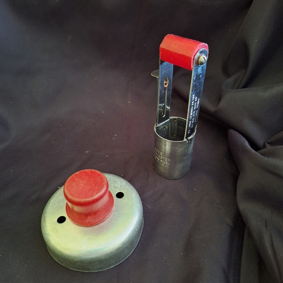 Vintage wood red handle cookie/donut/Biscuit cutter - Picture 5 of 10